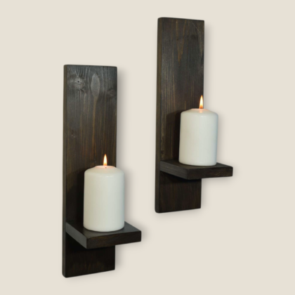 Täispuidust seina küünlaalus