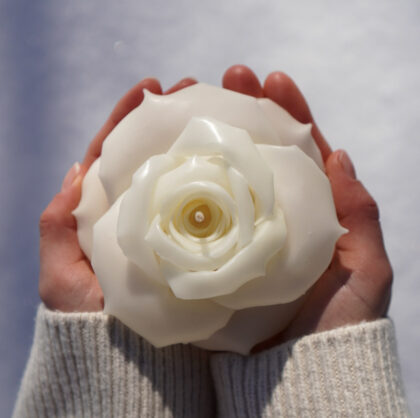 küünal ‘valge roos’ mesilasvahast